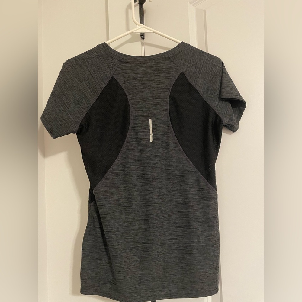 ❤️5/$20 Bundle Reebok athletic top - Picture 4 of 5